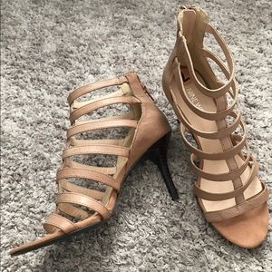 •Size 7 Nine West beige heels•