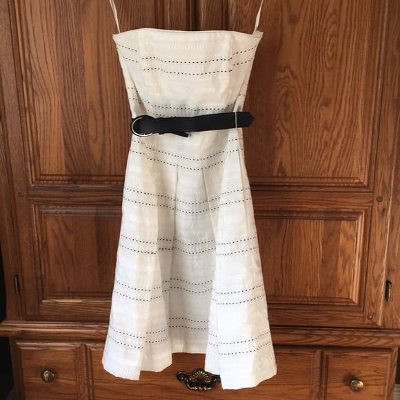 White House Black Market Dresses & Skirts - Cute white structured strapless dress