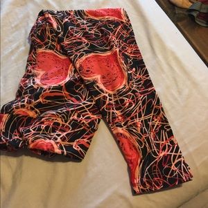 Gently worn TC LuLaRoe Valentine Leggings