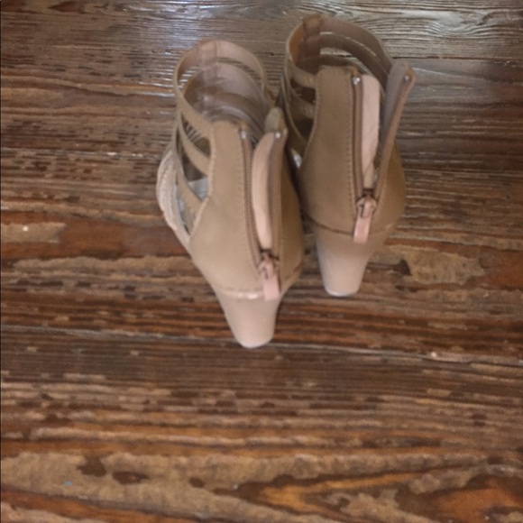Adorable wedge sandals - Picture 2 of 3