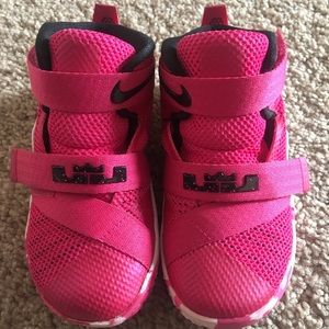 lebron james girls shoes