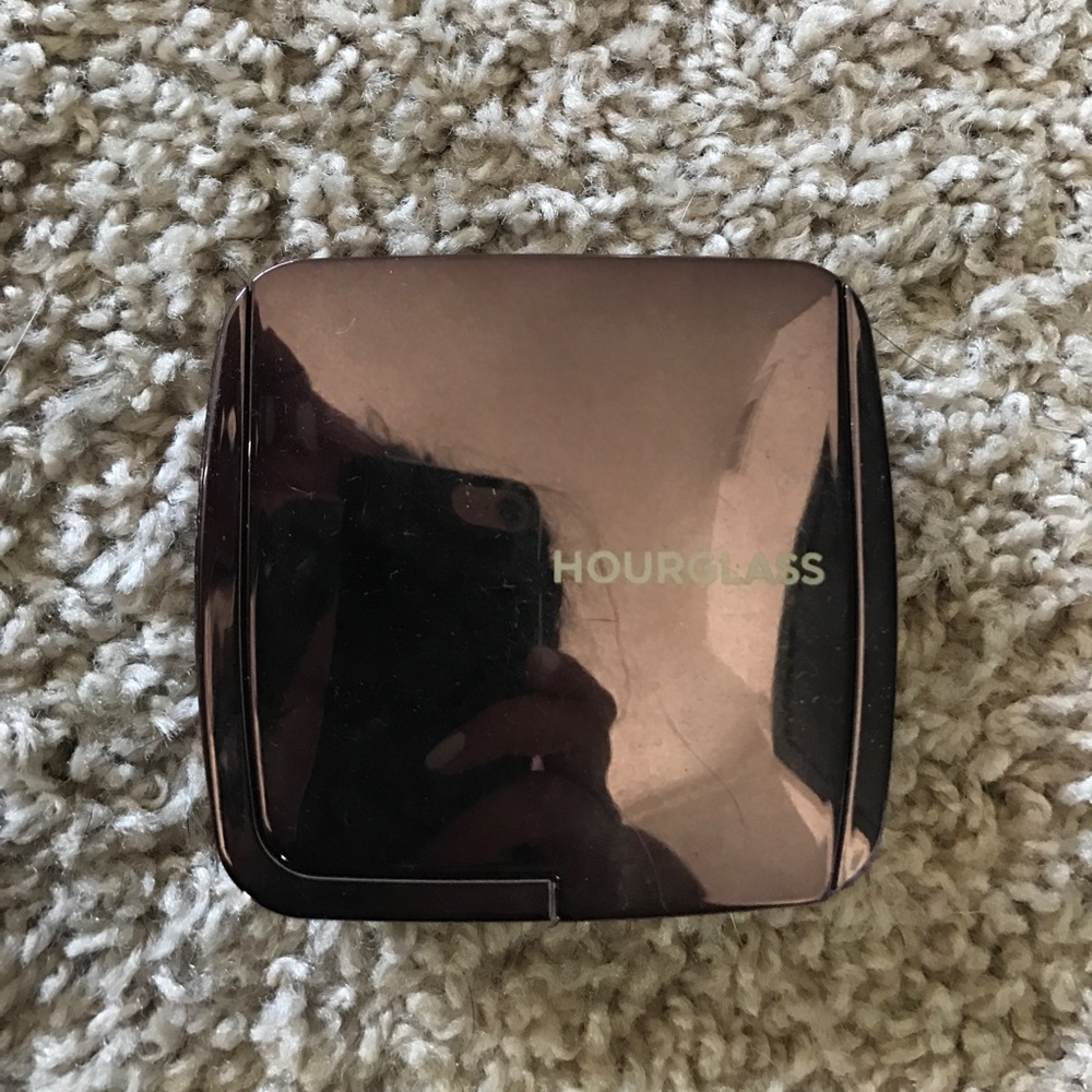 Hourglass powder