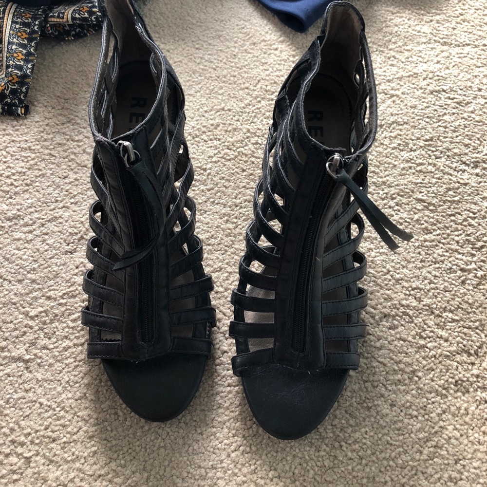 Black wedges