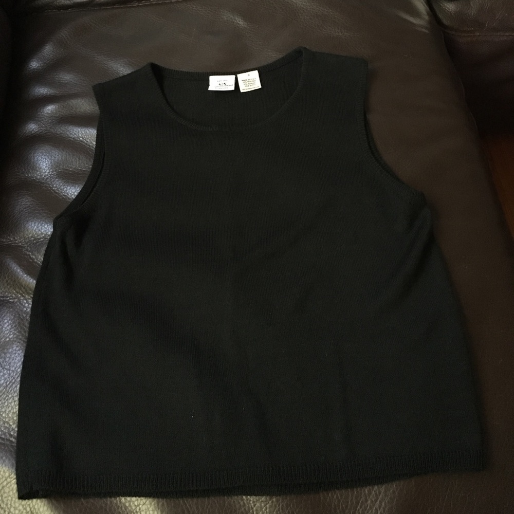 Black sweater no sleeves
