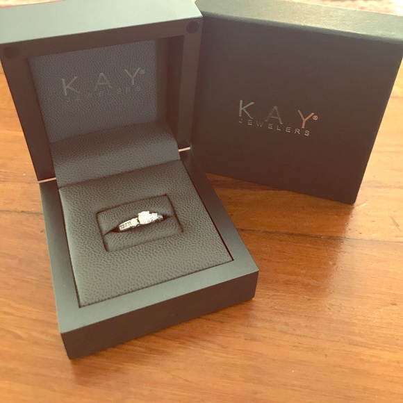 Diamond ring - Picture 1 of 4