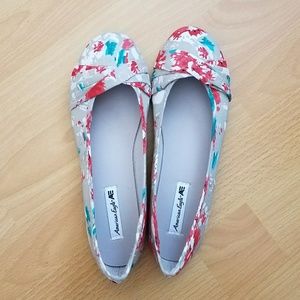 Cute floral flats NWOT