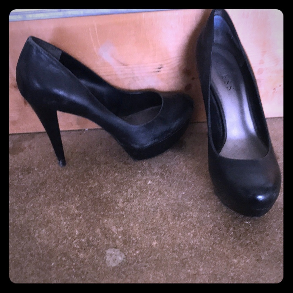 Guess black pumps with leopard print under side