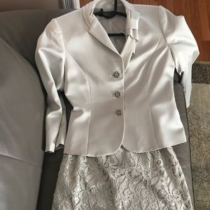 Tahari 2 piece suit - Blazer and skirt Size 2