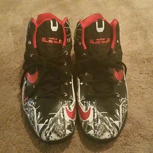 NIKE LEBRON XI GRAFFITI SZ14