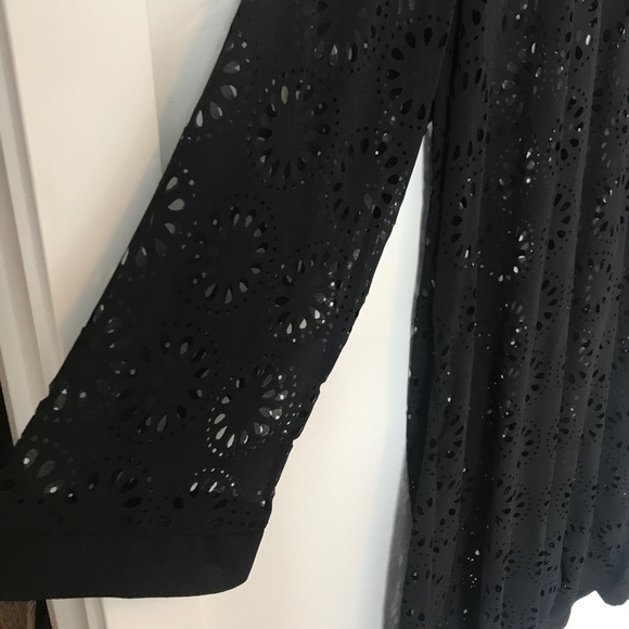 Lace cover up - Picture 2 of 4