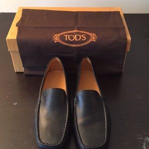 NWB Tod’s leather driving loafers