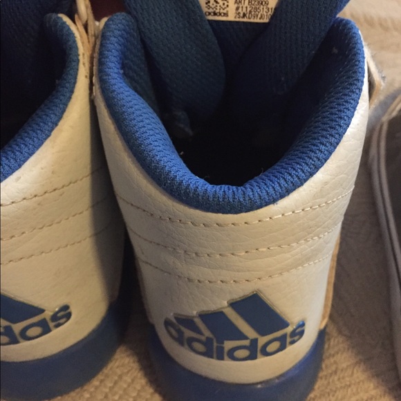 2 pairs toddler size 10 shoes - Picture 3 of 4