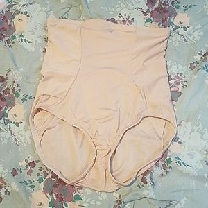 Avenue Body shapewear underwear- 18/20