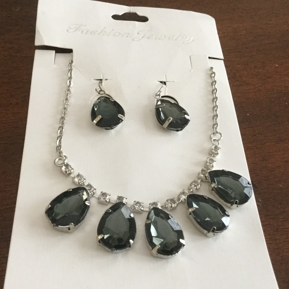 Jewelry - Amazing NWT Rhinestone Hanging Necklace Set 🌹