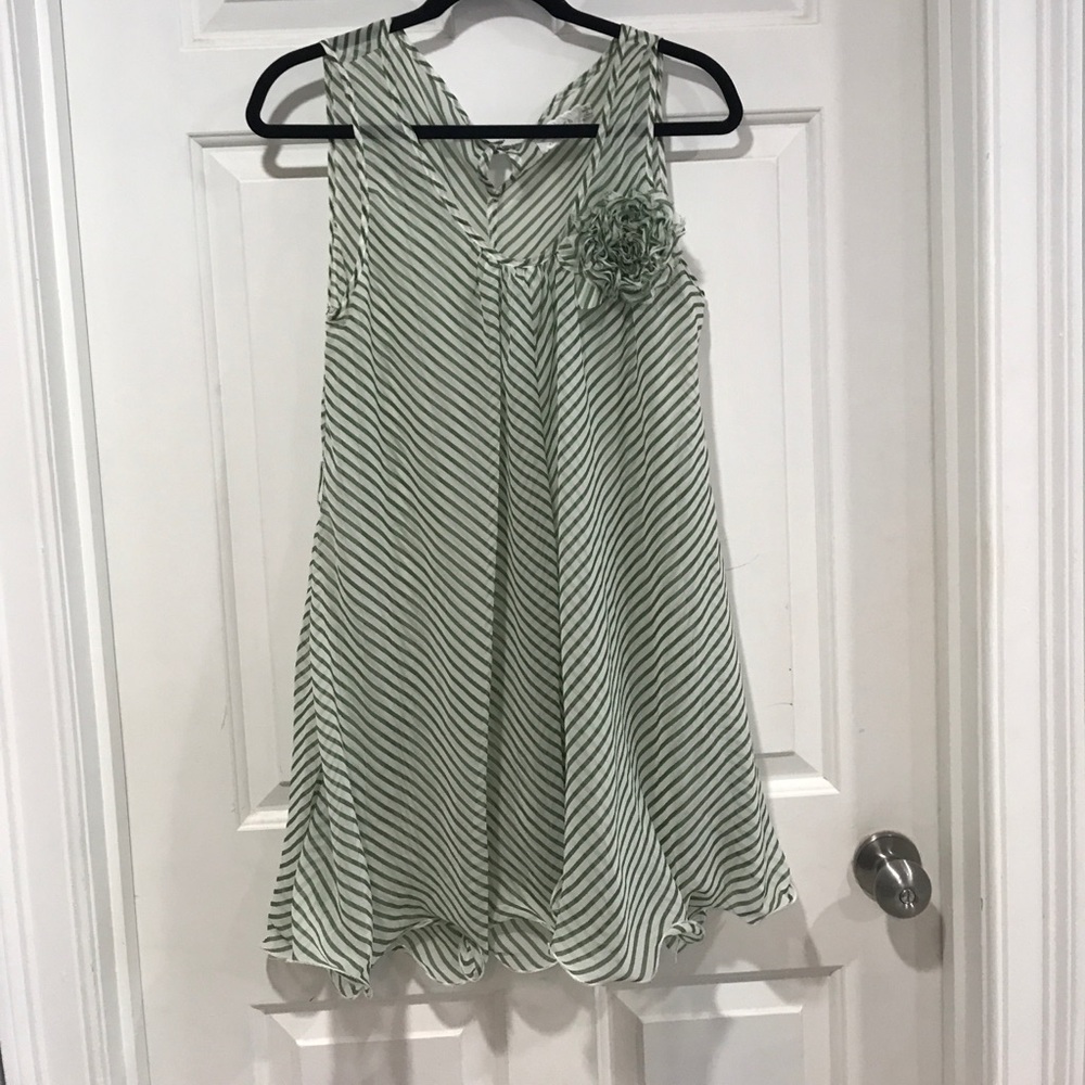 Loose-fitting sleeveless dress
