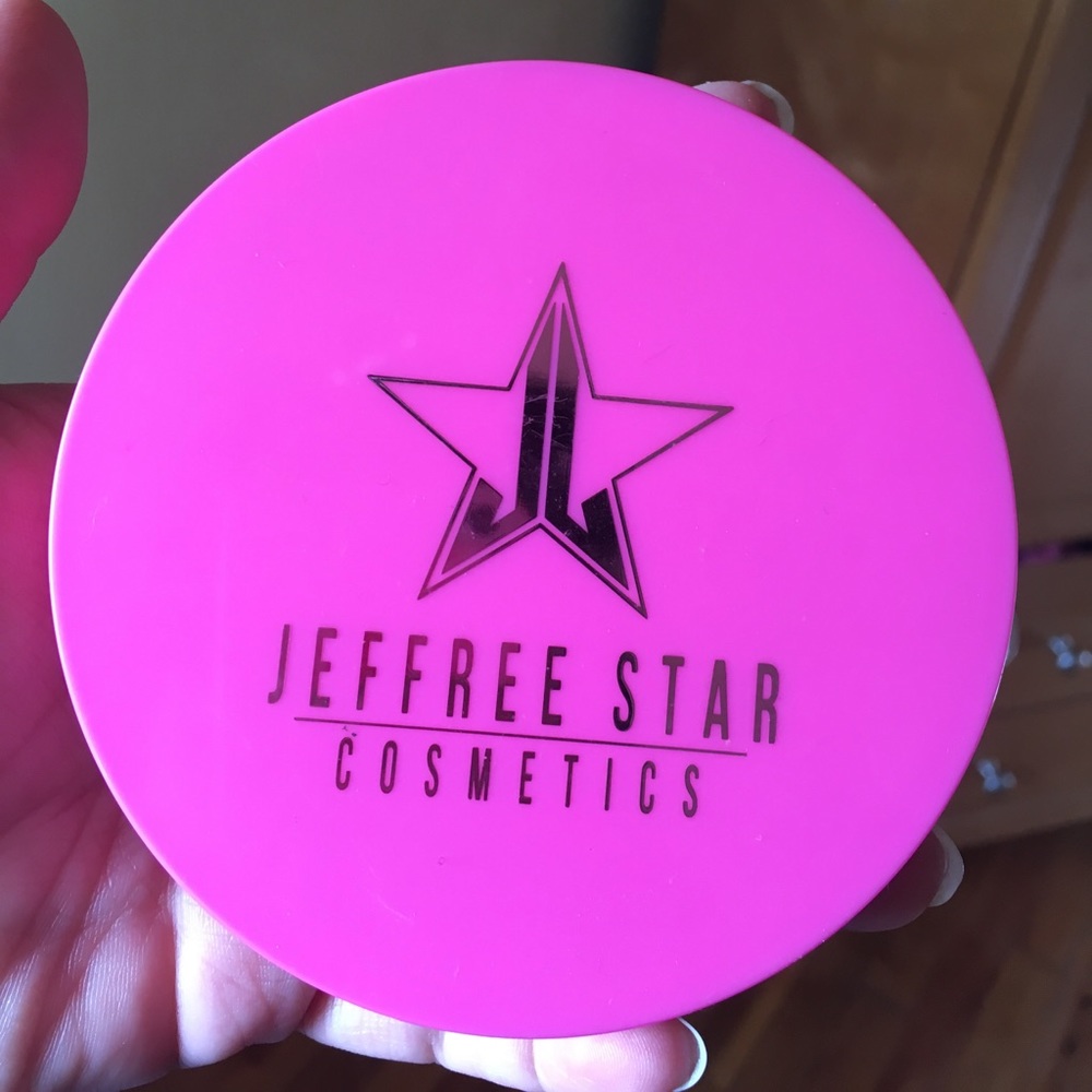Jeffree Star Skin Frost highlighter on “Ice Cold”