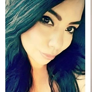 Meet your Posher, Claudia