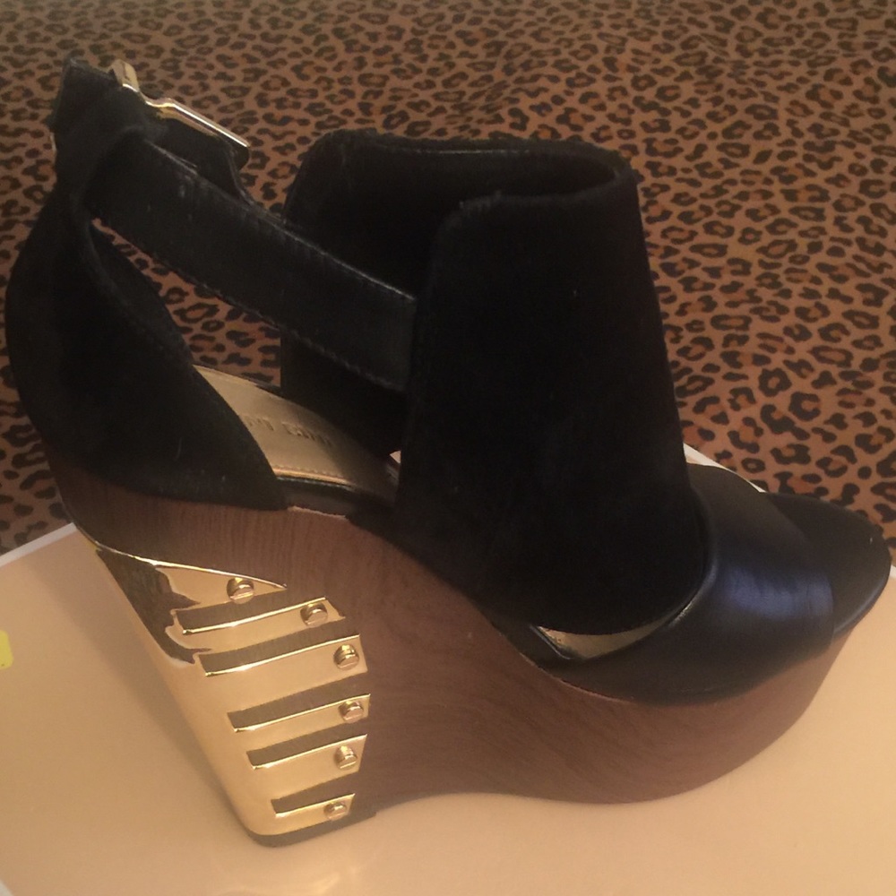 Black and gold Gianni Bini wedges