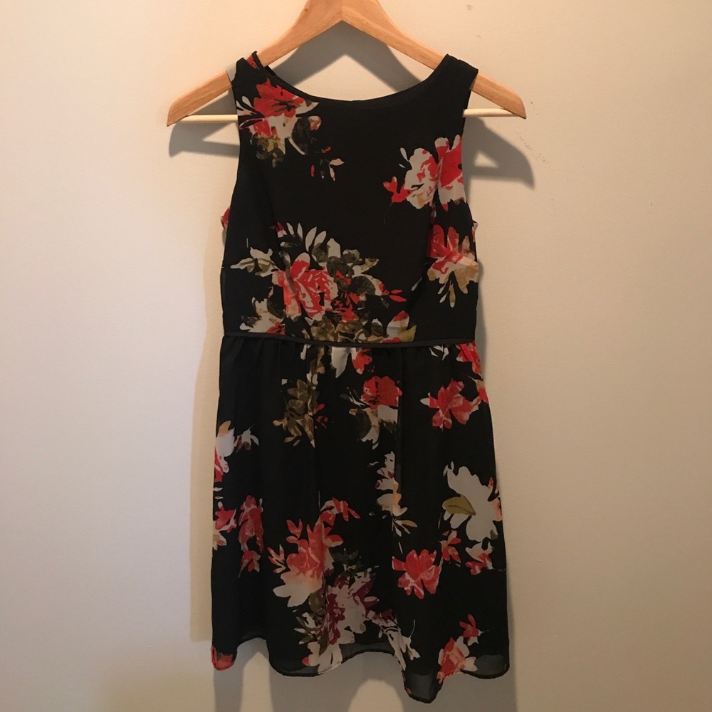 Adorable petite black floral dress!