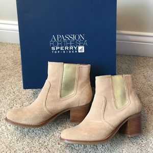 Sperry women's Marlow boot in Sand Suede 7