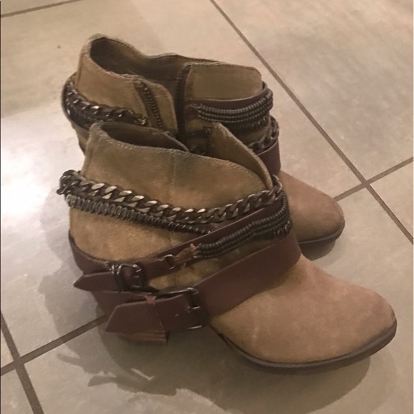 Trouve brown ankle booties w/ metal detail. Size 6 - Picture 2 of 4