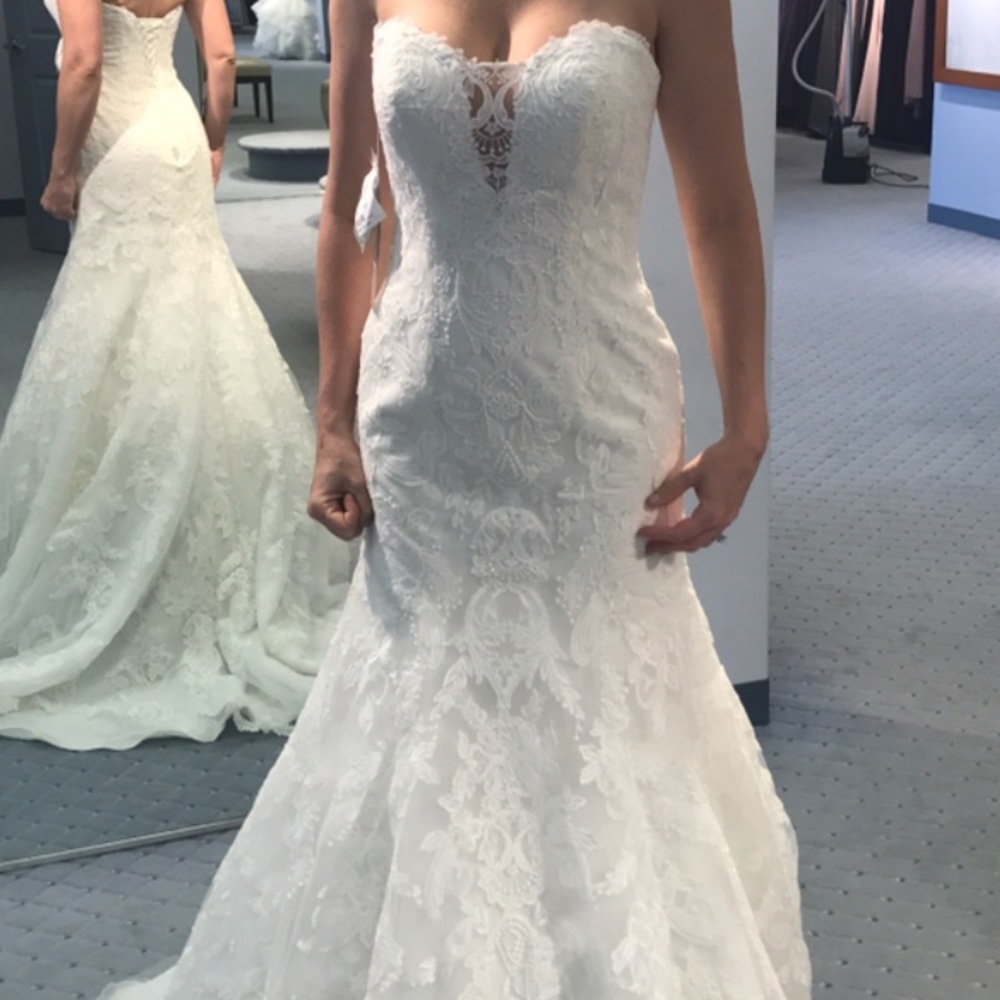 Brand new wedding gown.