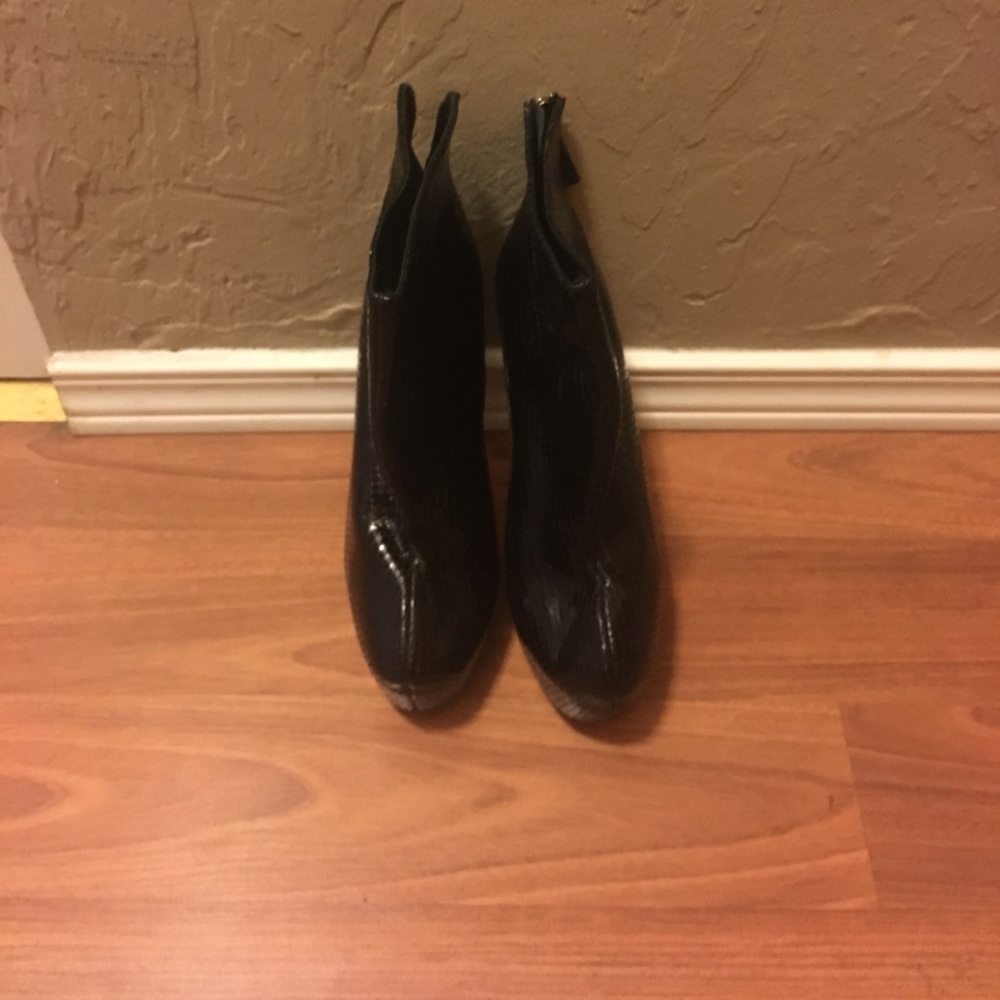 New without tags Alice and Olivia platform boots