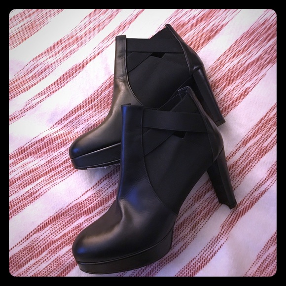 Stuart Weitzman Shoes - 💥💥Black Leather STUART WEITZMAN Bootie💥💥