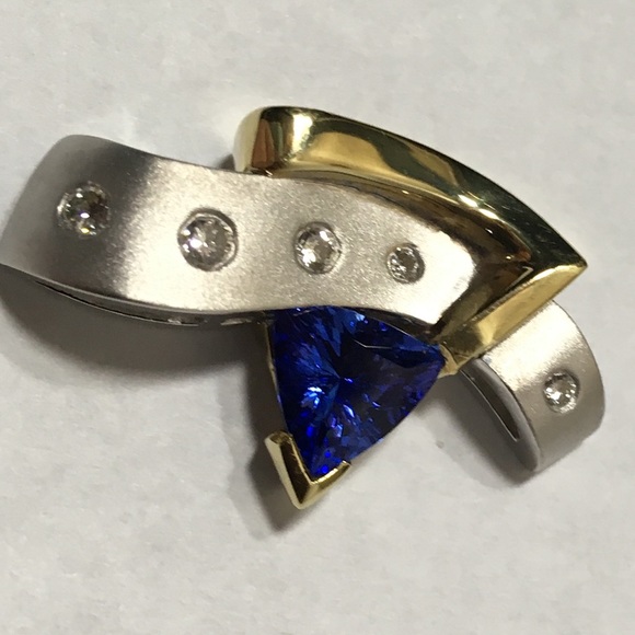 18k Two Tone Modern Tanzanite Diamond Pendant