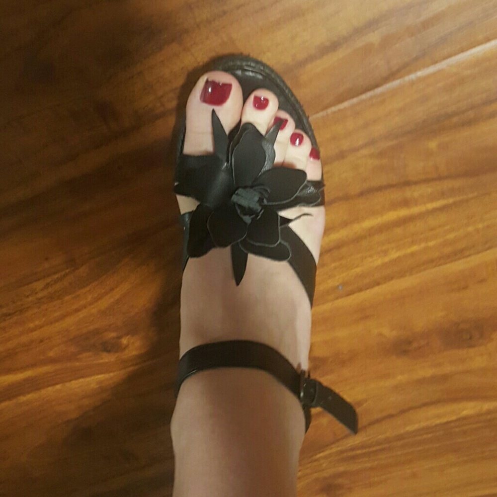 Born brand Black wedges like new