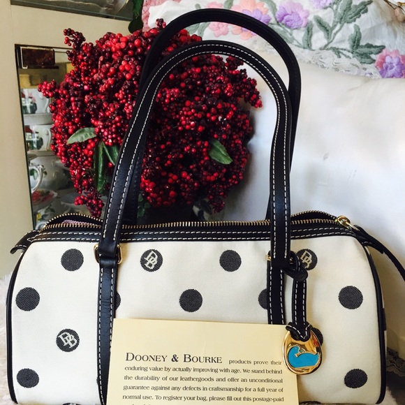 Dooney & Bourke Handbags - 💕Dooney & Bourke Barrel Bag