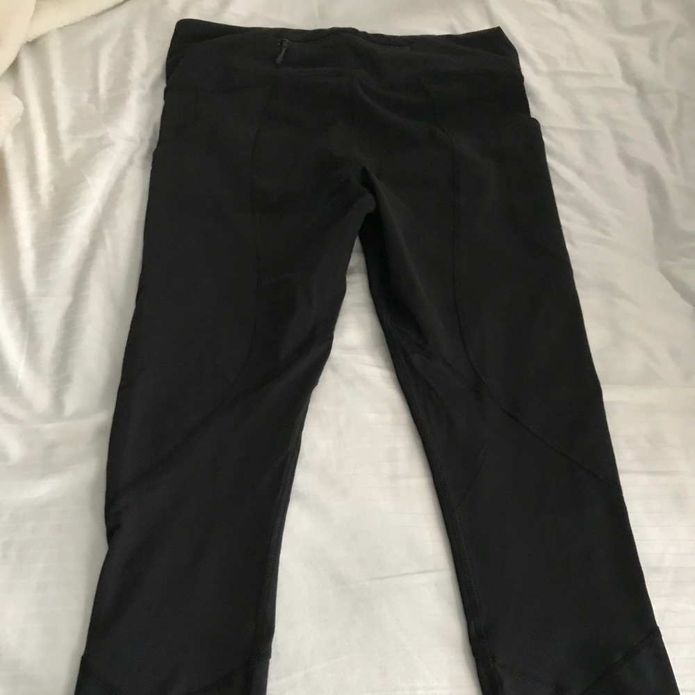 SOLD!!! Lululemon pace rival crops