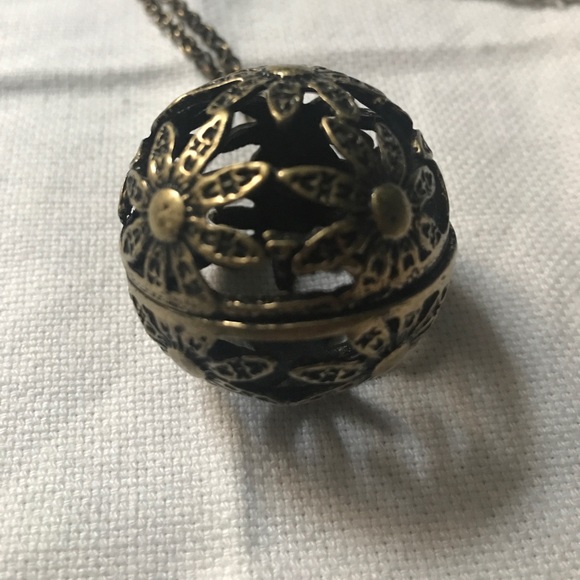Necklace - Picture 1 of 2