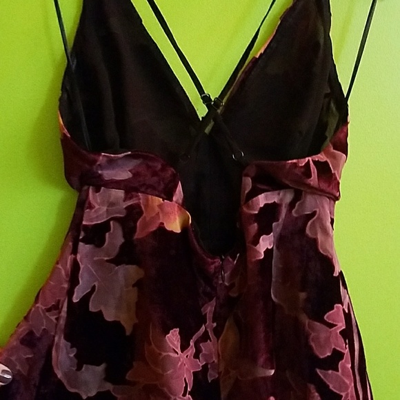 BNWT Velvet cutout romper - Picture 3 of 8