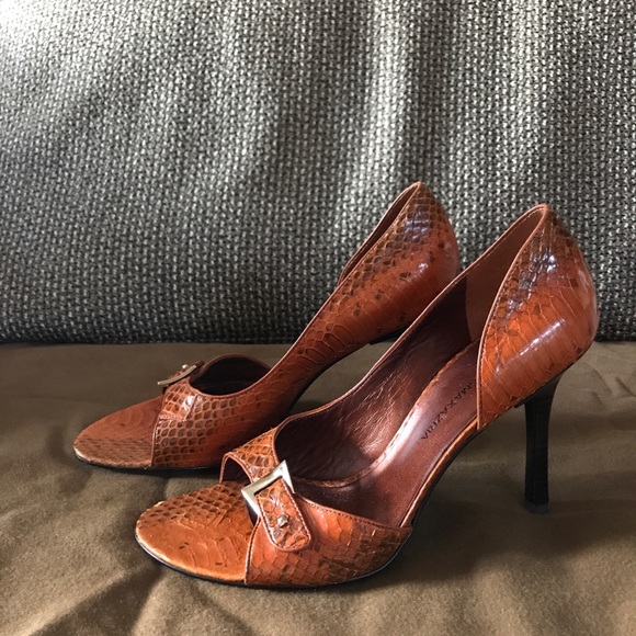 BCBGMaxAzria Shoes - BCBG MAXAZRIA PUMP