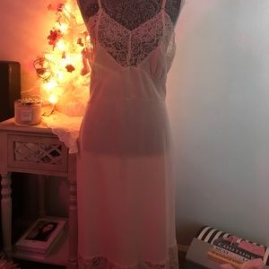 A vintage pink lace night gown 🎀🎀