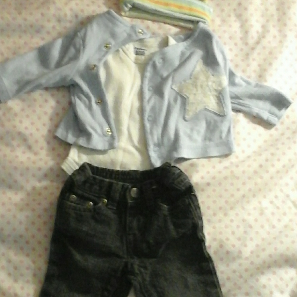 Gorgeous outfit black pants, white tee, baby blue