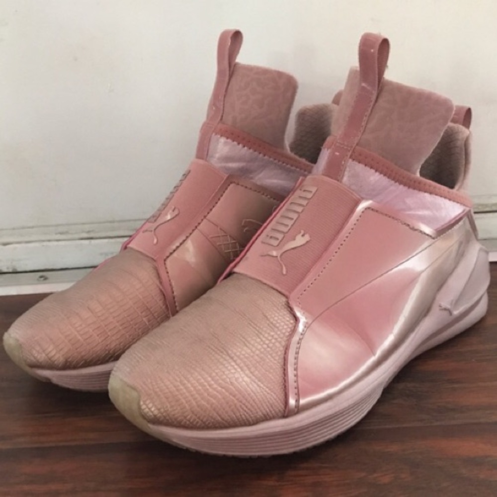 Pink chrome kylie pumas🌸