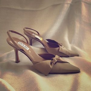 Nude satin slingback with bow