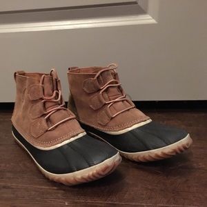 Sorel Women’s Out N About Leather Duck Boots