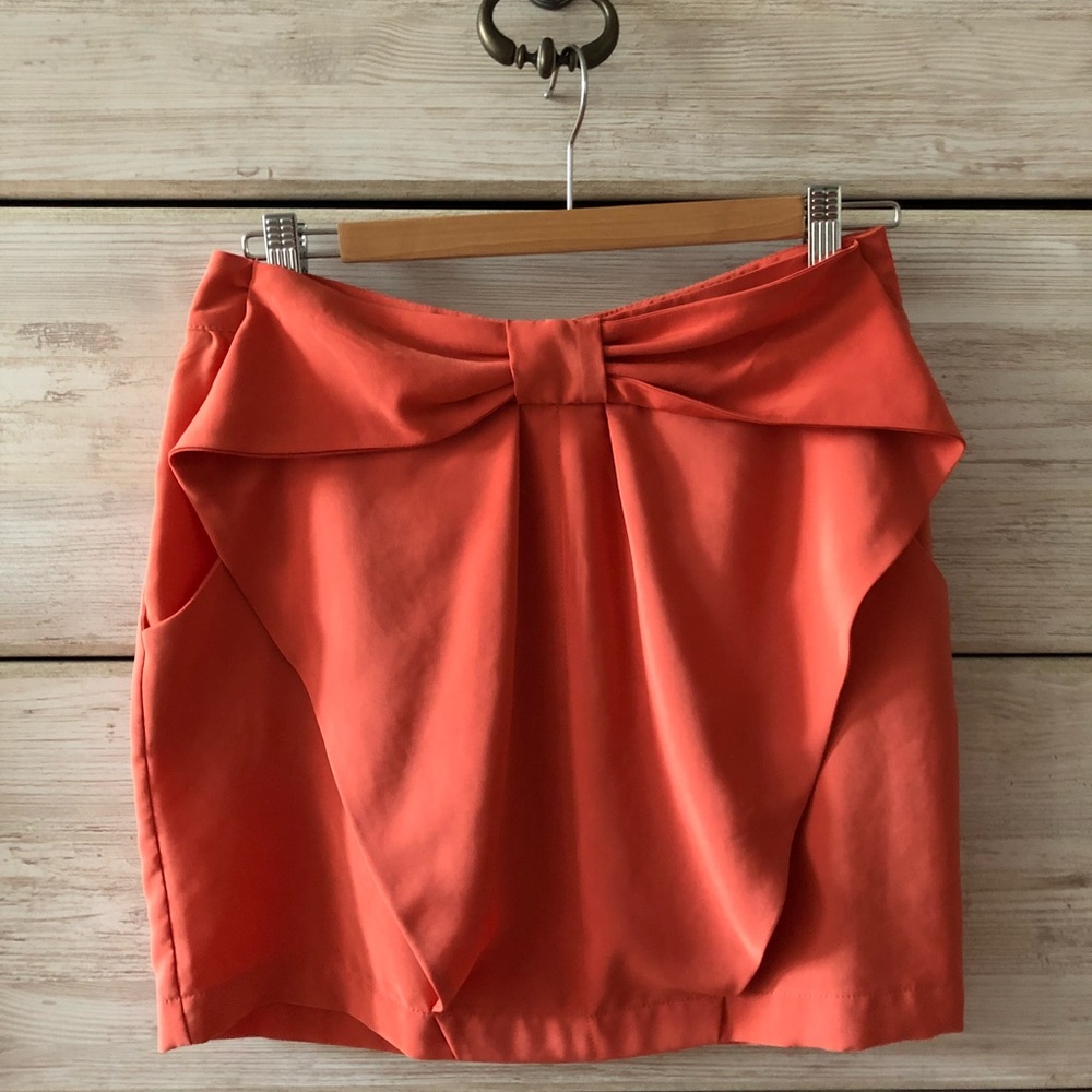 Coral, bow zip-back mini-skirt