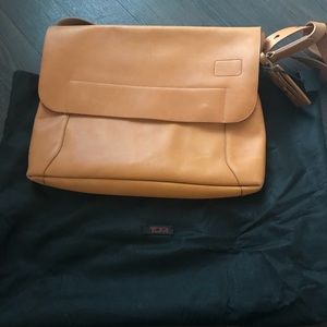 Tumi Klein Large Messenger Bag - tan leather