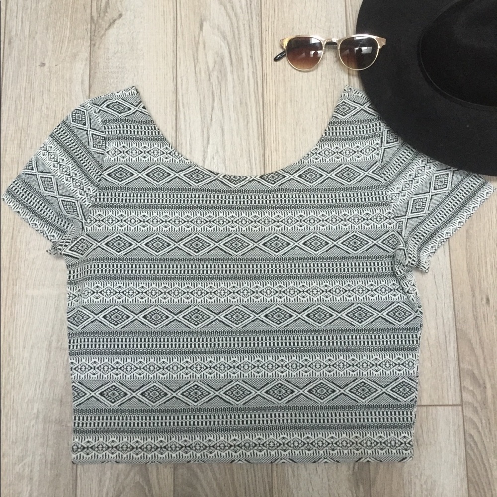 Pattern short-sleeved crop top