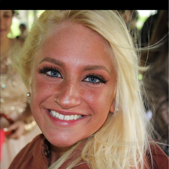 Meet your Posher, Karah - Picture 1 of 1