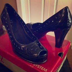 Sz 9.5 Aerosoles black patent peep toe heel
