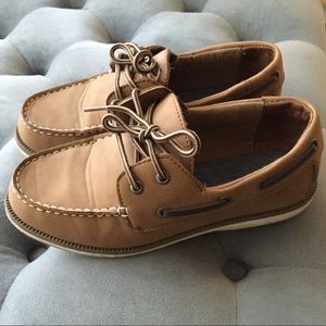 Boys boat shoes size 5