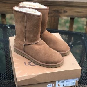 AUTHENTIC Like New Ugg W Classic Short Boot Size 8