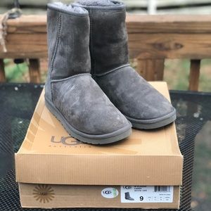 AUTHENTIC Ugg W Classic Short Grey Boot Size 9
