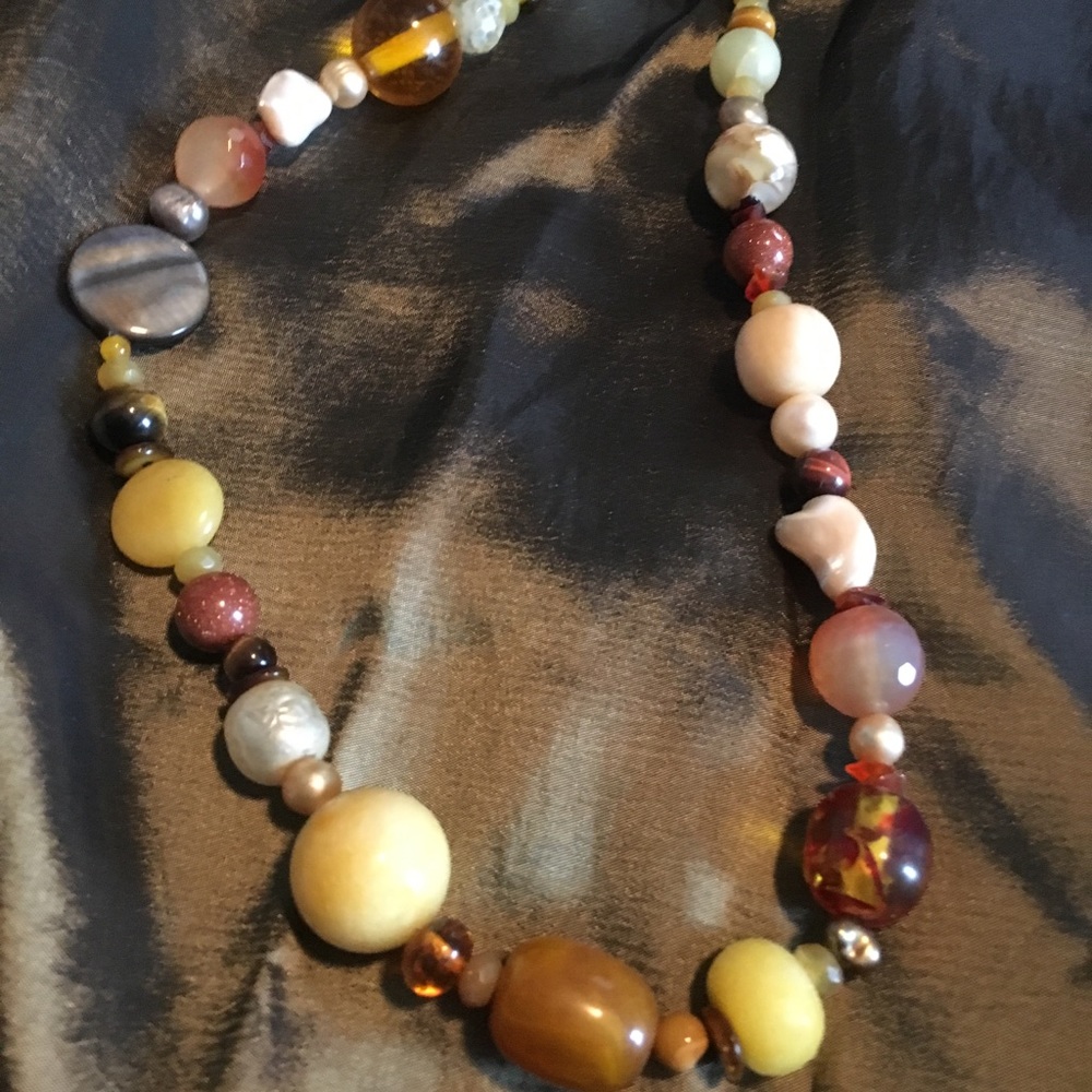Chunky necklace with amber