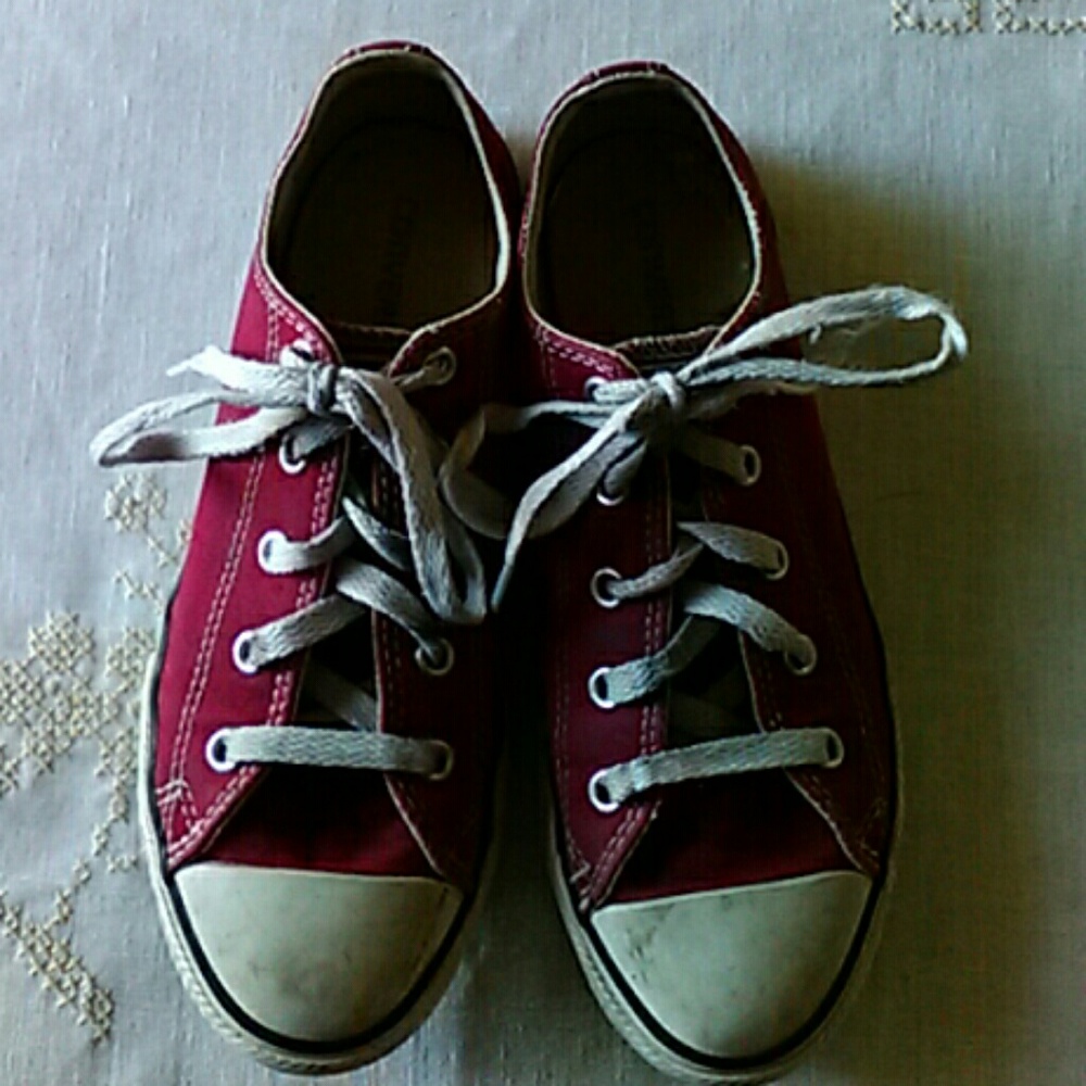 Dark Red Converse Sneakers, size 3 Youth